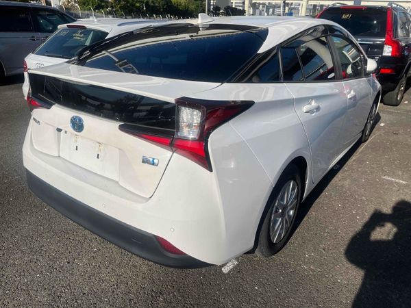 Five 2022 Toyota Prius landing Dublin Feb/26 376078110