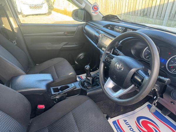 Toyota Hilux 2019 LOW MILES 376236073