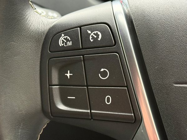 Excellent Condition 161 Volvo V40 R-Design! 370182487