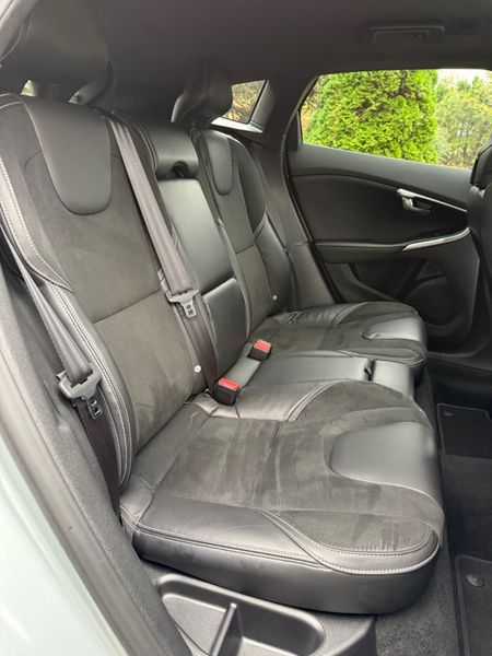 Excellent Condition 161 Volvo V40 R-Design! 370182481