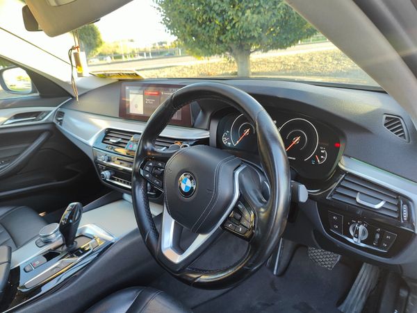 BMW 5-Series 2018 530E 370221944