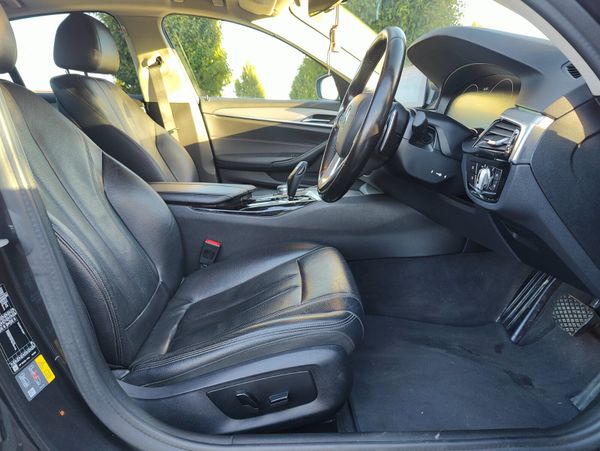 BMW 5-Series 2018 530E 370221945