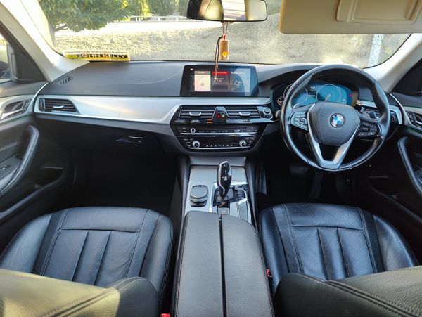 BMW 5-Series 2018 530E 370221946