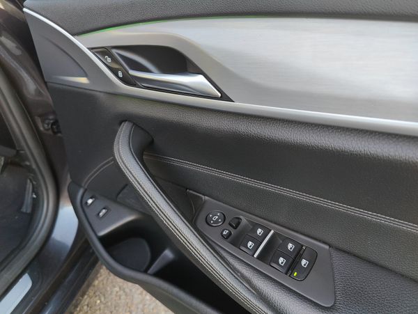 BMW 5-Series 2018 530E 370221942