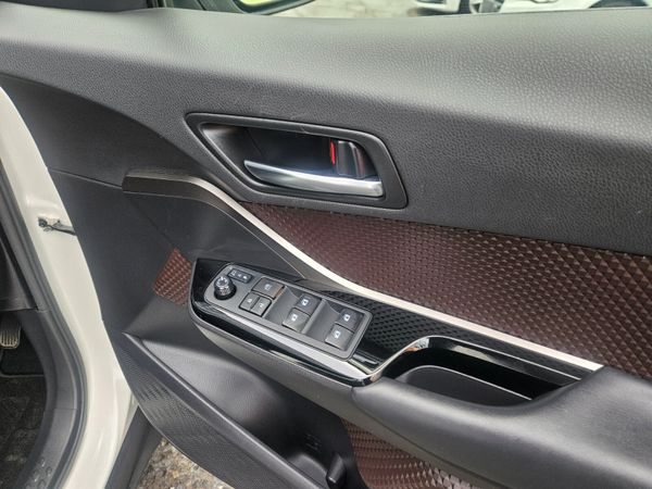 192 Toyota CH-R Automatic Hybrid / G leather Spec 370236205