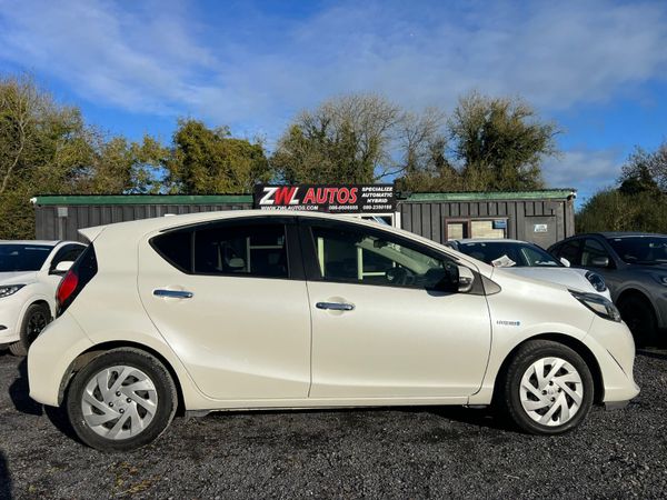 19 Toyota Aqua Hybrid 370241536