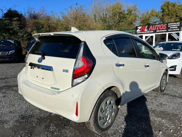 19 Toyota Aqua Hybrid 370241545