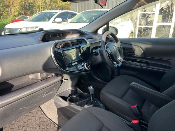 19 Toyota Aqua Hybrid 370241552