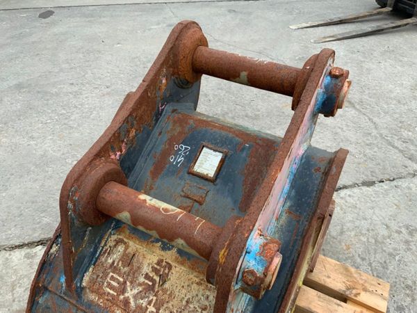 24" GEITH BUCKET........65mm PINS............1423 370242438