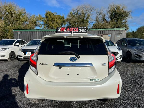 19 Toyota Aqua Hybrid 370242856