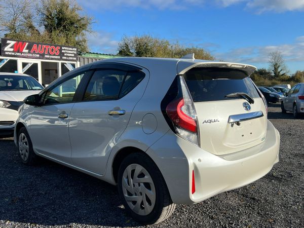 19 Toyota Aqua Hybrid 370242853