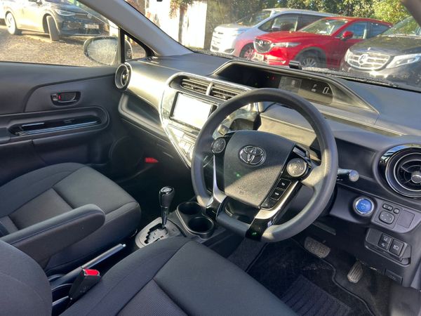 19 Toyota Aqua Hybrid 370242871