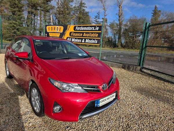 Toyota Auris 2015 370412759