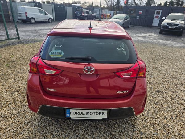 Toyota Auris 2015 370412761