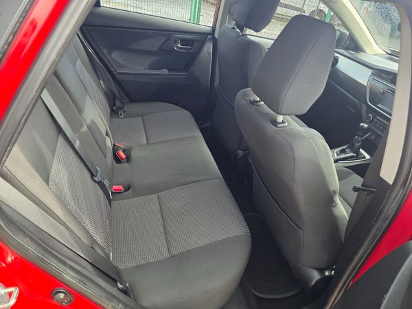 Toyota Auris 2015 370412779