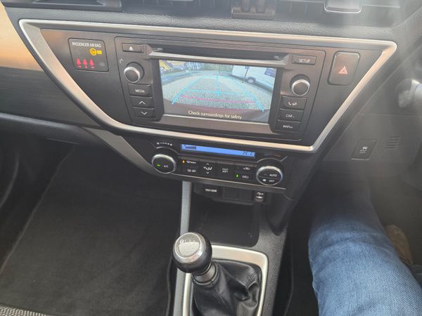 Toyota Auris 2015 370412785