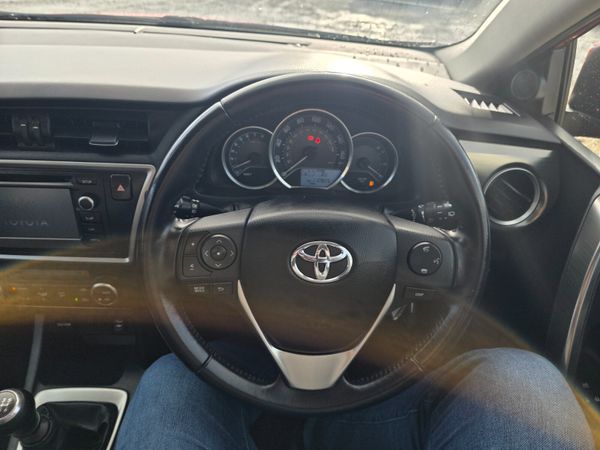 Toyota Auris 2015 370412780