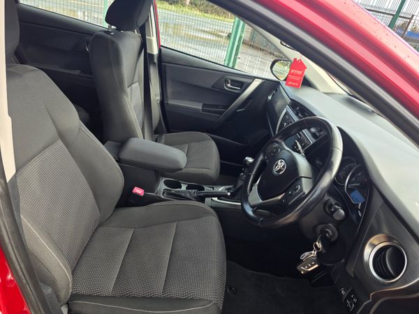 Toyota Auris 2015 370412781