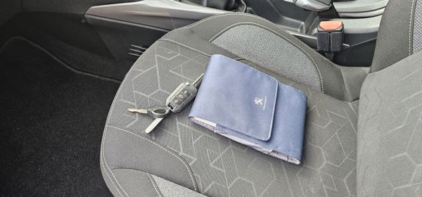 2018 Peugeot 2008 (1 owner from new) 370445194