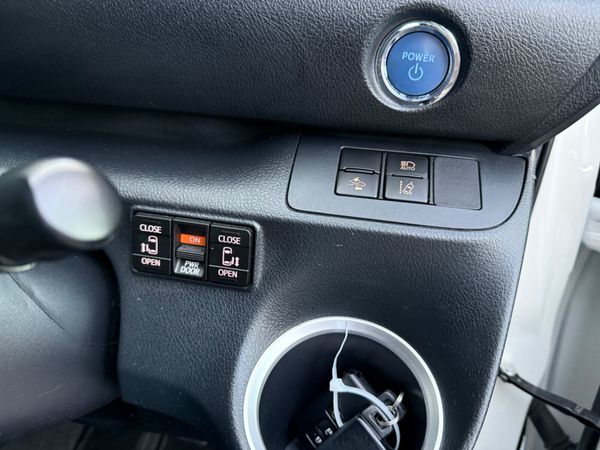 2017 Toyota Sienta hybrid 7 seater Automatic 370478818