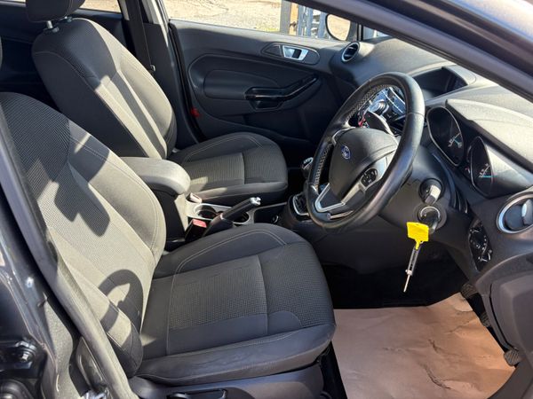 2017 Ford Fiesta titanium 370634409