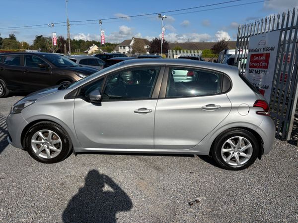 2017 Peugeot 208 370634724