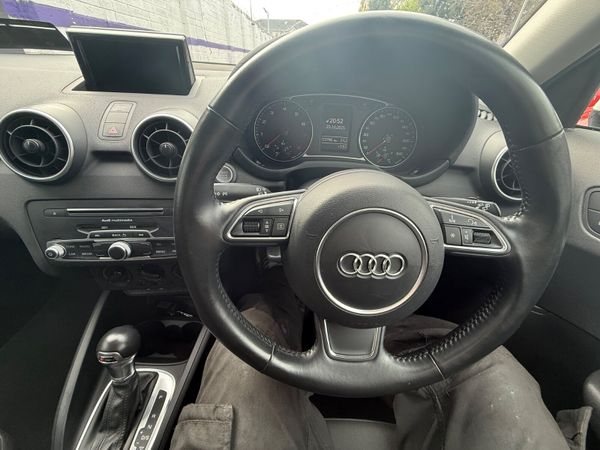 Audi A1 2016 370644316