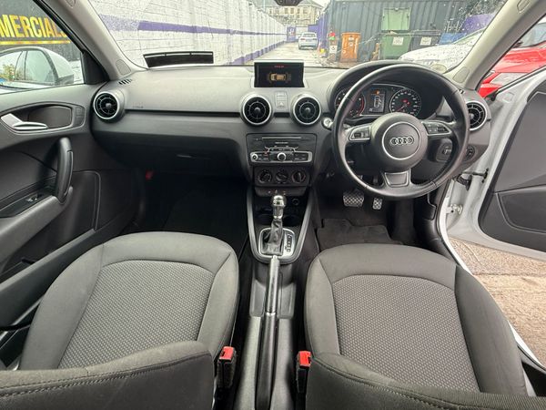 Audi A1 2016 370644318