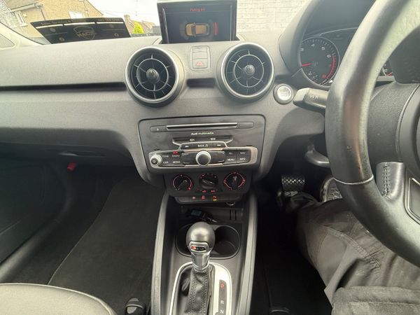 Audi A1 2016 370644312