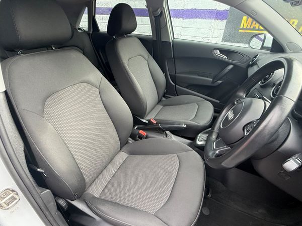 Audi A1 2016 370644320