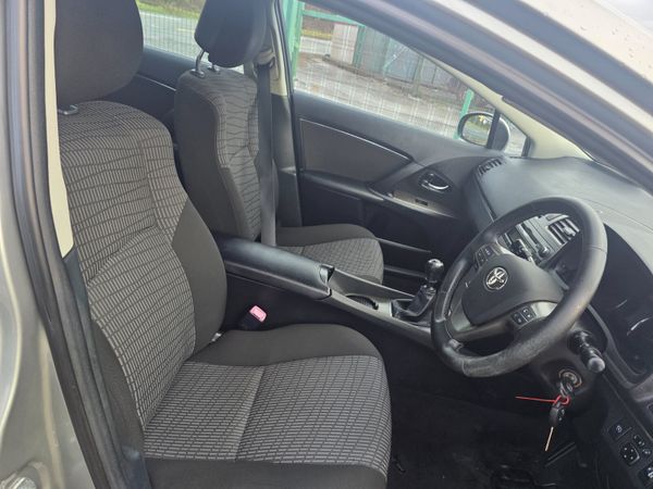 Toyota Avensis 2011 370744948