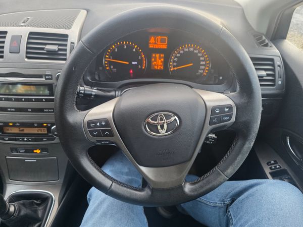 Toyota Avensis 2011 370744950