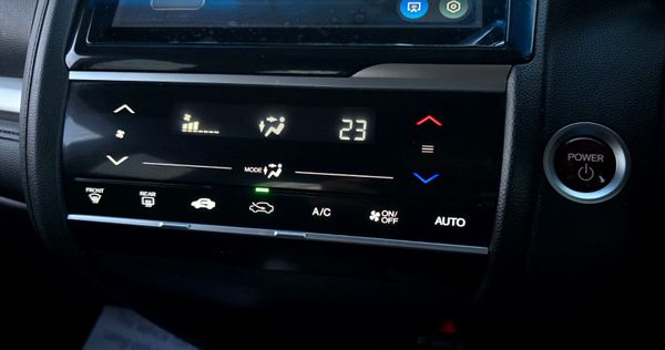 🔥 2015 Honda Fit 1.5 Petrol Hybrid Automatic 370768543