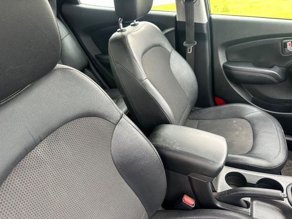 Hyundai ix35 1.7 ( low kilometres) 370831913