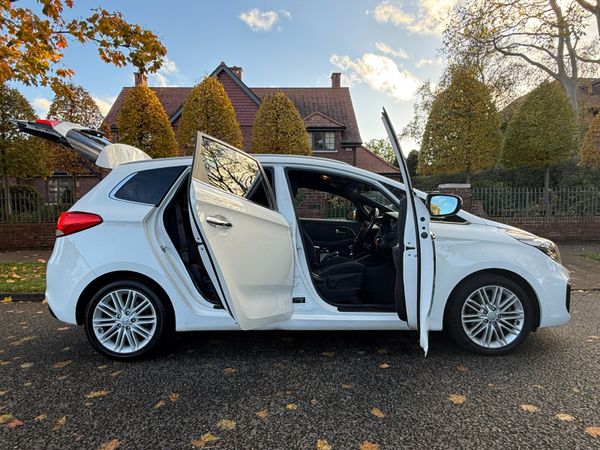 Stunning Kia Carens 7 Seater.  2-year Warranty. 371173647