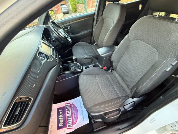 Stunning Kia Carens 7 Seater.  2-year Warranty. 371173662
