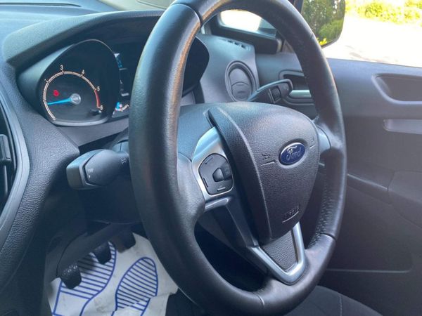 Ford Transit courier  2015 371206884