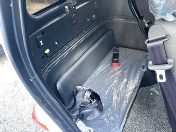 LMI Advertising Vehicle (221 REG) 372052346