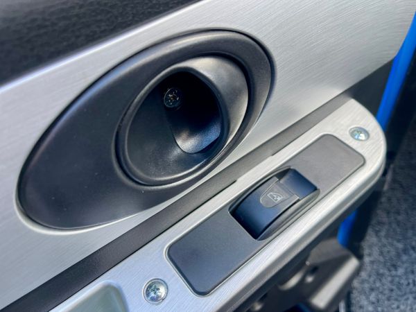 LMI Advertising Vehicle (221 REG) 372052351