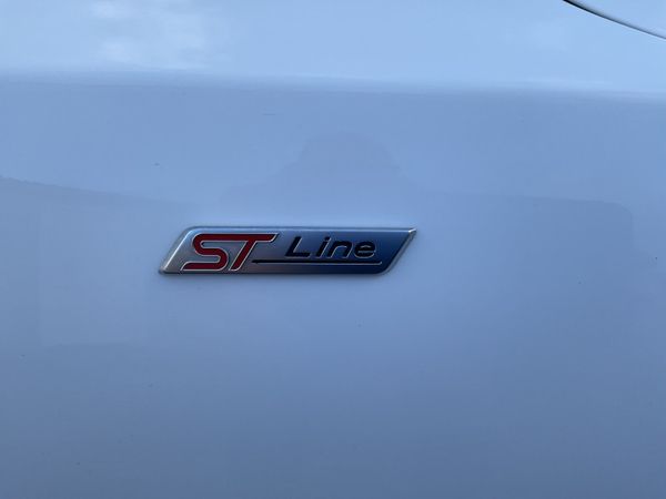 FORD FOCUS 1.5 ST-LINE AUTOMATIC ONLY 82,000 KMS 372256281