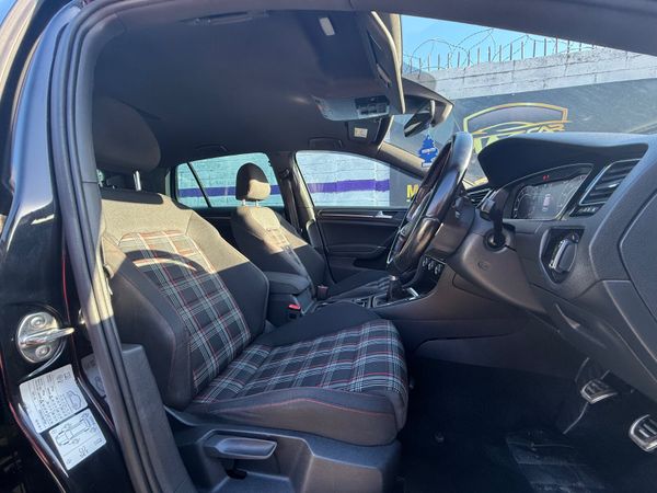 Volkswagen Golf 2019 372464806