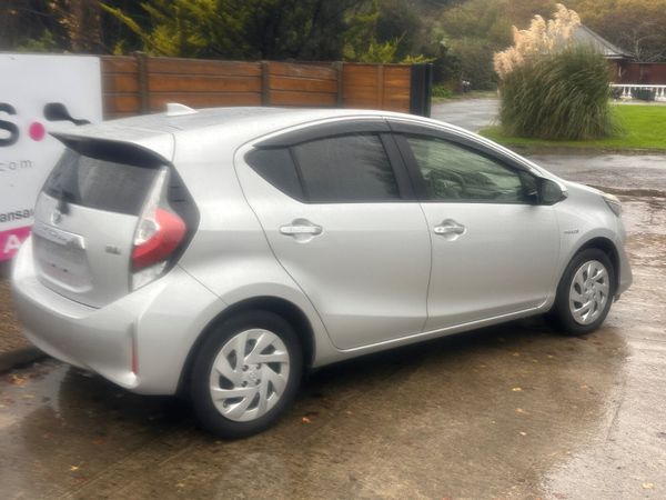 Toyota Aqua 2018 hybrid 372598711