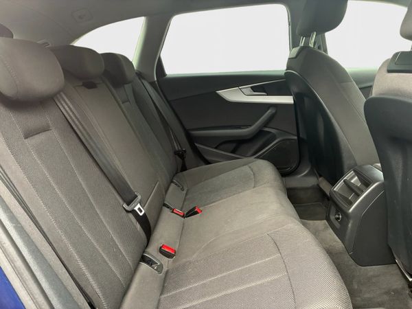 Audi A4 2018 372696379