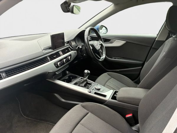 Audi A4 2018 372696385