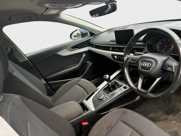 Audi A4 2018 372696380