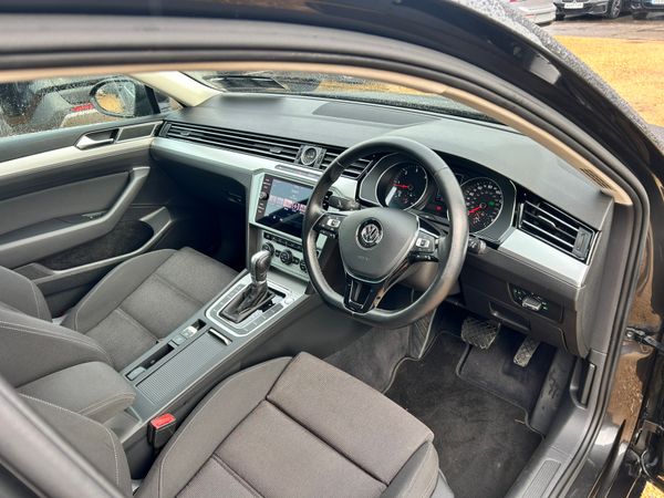 Volkswagen Passat business auto 372797392