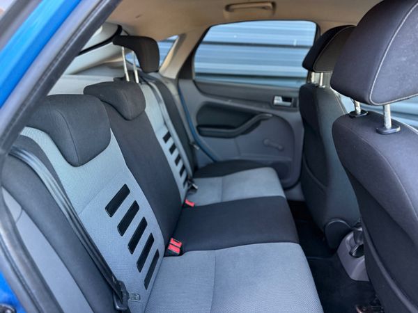 Ford Focus 2011 372944438