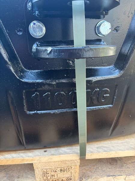 1100Kg Weight Block 372978693