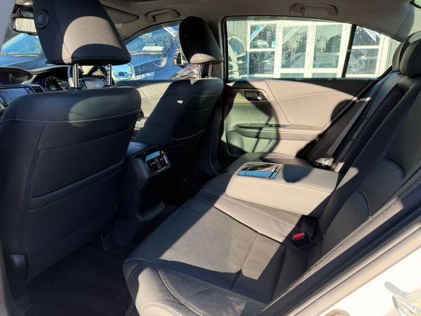 17 Honda Accord 2.0 hybrid auto very top spec 373458991