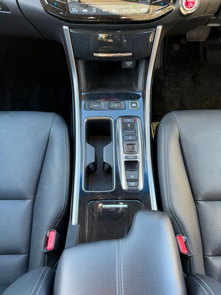 17 Honda Accord 2.0 hybrid auto very top spec 373458992